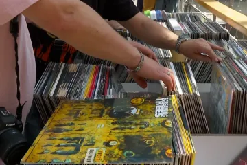 Mladi se vraćaju vinilu, opet je postao apsolutni hit: 'Jednom kad krene&scaron; s pločama nema povratka'