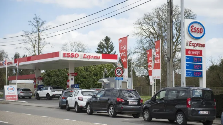 Milijuna&scaron; besplatno točio gorivo ljudima: Neviđene scene na benzinskoj, stvorile se kolone