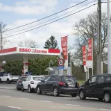 Milijuna&scaron; besplatno točio gorivo ljudima: Neviđene scene na benzinskoj, stvorile se kolone