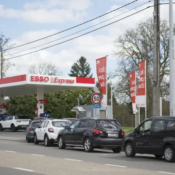 Milijuna&scaron; besplatno točio gorivo ljudima: Neviđene scene na benzinskoj, stvorile se kolone