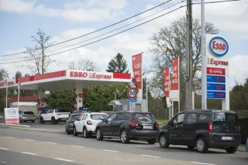 Milijuna&scaron; besplatno točio gorivo ljudima: Neviđene scene na benzinskoj, stvorile se kolone