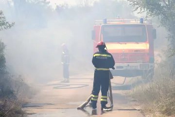 Palio otpad pa izazvao požar kod Drni&scaron;a, oglasila se policija: 'Vatra zahvatila vinograd'