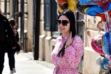 Duge noge u prvom planu: Crnokosa Varaždinka zapalila &scaron;picu u upečatljivoj mini haljinici