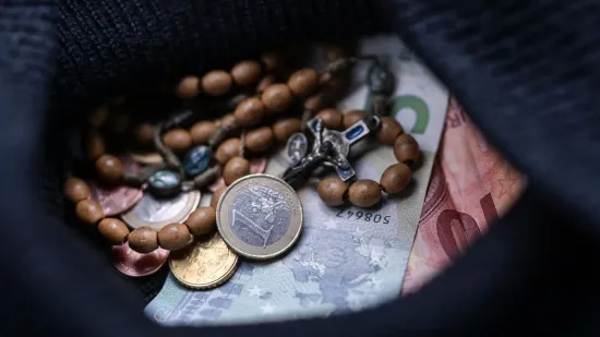 Netko se na&scaron;alio sa svećenicima iz jedne Župe: Pogledajte &scaron;to konstantno pronalaze u milodarima