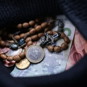 Netko se na&scaron;alio sa svećenicima iz jedne Župe: Pogledajte &scaron;to konstantno pronalaze u milodarima