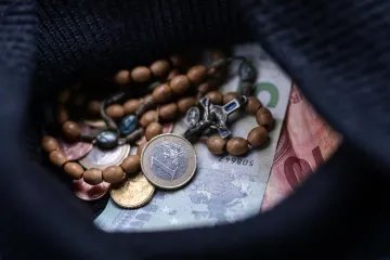 Netko se na&scaron;alio sa svećenicima iz jedne Župe: Pogledajte &scaron;to konstantno pronalaze u milodarima