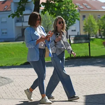 Dama koja nije pro&scaron;la nezapaženo: Svi su se okretali za plavu&scaron;om s promenade