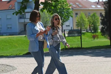 Dama koja nije pro&scaron;la nezapaženo: Svi su se okretali za plavu&scaron;om s promenade