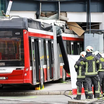 Autobus se punom brzinom zabio u supermarket u Salzburgu! Jedan mrtav, među ozlijeđenima i kupci