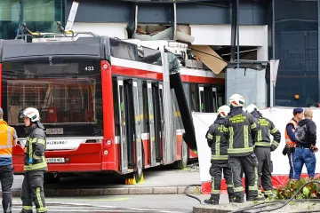 Autobus se punom brzinom zabio u supermarket u Salzburgu! Jedan mrtav, među ozlijeđenima i kupci