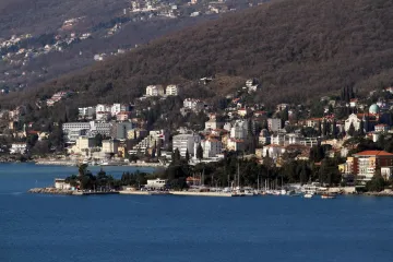 Alarm iz Opatije: 'Ograda se ru&scaron;i, na mjestu restorana rupa, balkone hotela drže podupirači'