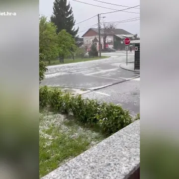 Grom udario kuću tijekom nevremena, vatrogasci objavili fotografije