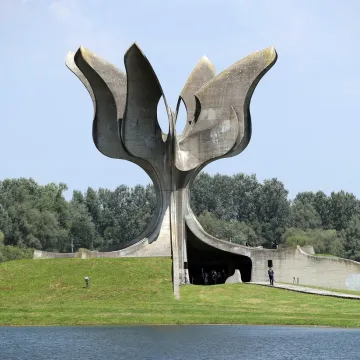 &Scaron;panjolci uklanjaju usta&scaron;ke simbole s grobnice Vjekoslava Maksa Luburića