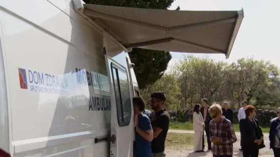 Mje&scaron;tani dalmatinske Zagore ne kriju odu&scaron;evljenje mobilnom ambulantom: 'Sretna sam'