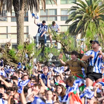 100 tisuća navijača dočekalo svoje heroje nakon osvajanja Kupa: Među njima i dva Vatrena