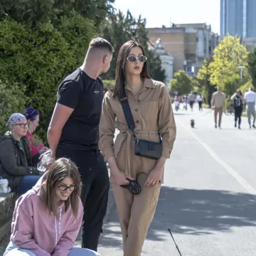 Kad se pojavi ovakva brineta, sve ostalo pada u drugi plan: Lijepa legica ukrala show