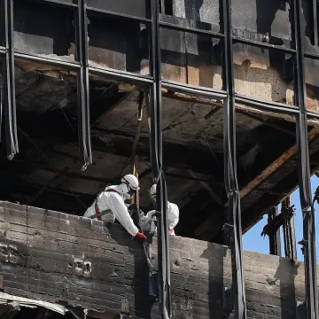 Ljudi u za&scaron;titnim odijelima u&scaron;li u Vjesnik! Pogledajte &scaron;to se događa na 16. katu