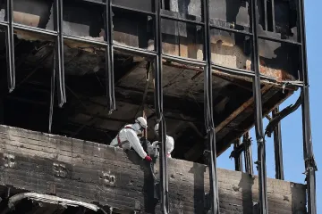 Ljudi u za&scaron;titnim odijelima u&scaron;li u Vjesnik! Pogledajte &scaron;to se događa na 16. katu