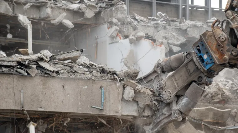 Bageri u akciji, krenulo ru&scaron;enje bespravnih vikendica uz Dravu: Na terenu je i policija