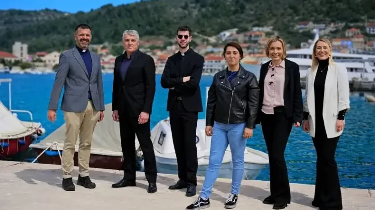 Snažna poruka i sjećanje: Župnici s Korčule pjesmom obilježili godi&scaron;njicu smrti pape Franje