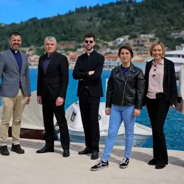 Snažna poruka i sjećanje: Župnici s Korčule pjesmom obilježili godi&scaron;njicu smrti pape Franje