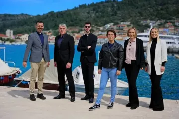 Snažna poruka i sjećanje: Župnici s Korčule pjesmom obilježili godi&scaron;njicu smrti pape Franje