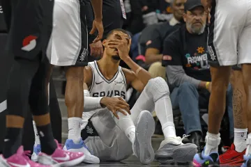 NBA zvijezda doživjela morbidnu ozljedu: Glavom udario o parket pa hitno napustio utakmicu