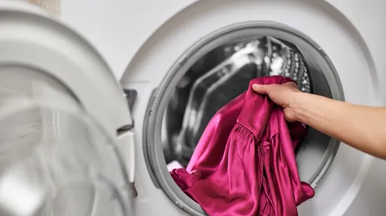 Operite osjetljive tkanine bez o&scaron;tećenja: Stručnjaci za odjeću upozoravaju &scaron;to ne smijete raditi