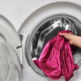 Operite osjetljive tkanine bez o&scaron;tećenja: Stručnjaci za odjeću upozoravaju &scaron;to ne smijete raditi