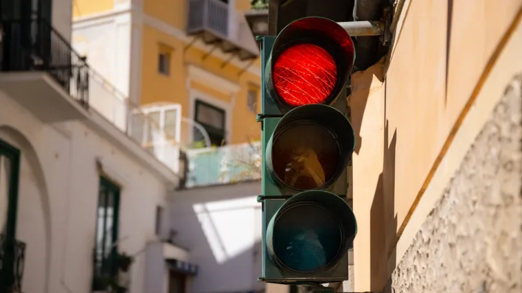 Mu&scaron;karac star 90 godina vozio romobil, projurio kroz crveno pa se zabio auto