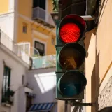 Mu&scaron;karac star 90 godina vozio romobil, projurio kroz crveno pa se zabio auto