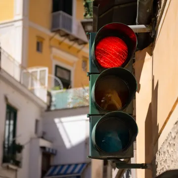 Mu&scaron;karac star 90 godina vozio romobil, projurio kroz crveno - izazvao prometnu