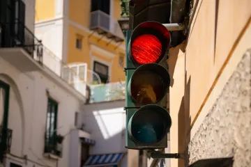 Mu&scaron;karac star 90 godina vozio romobil, projurio kroz crveno pa se zabio auto
