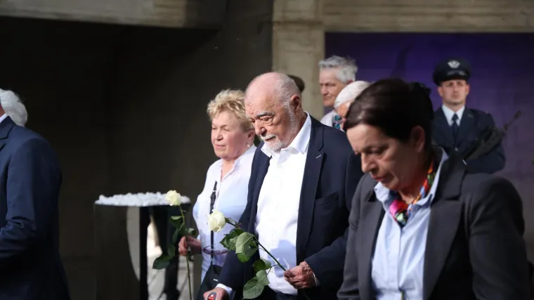 Stjepan Mesić: 'Dovoljno je da se premijer ode pokloniti jednom NDH nostalgičaru - sramotno'