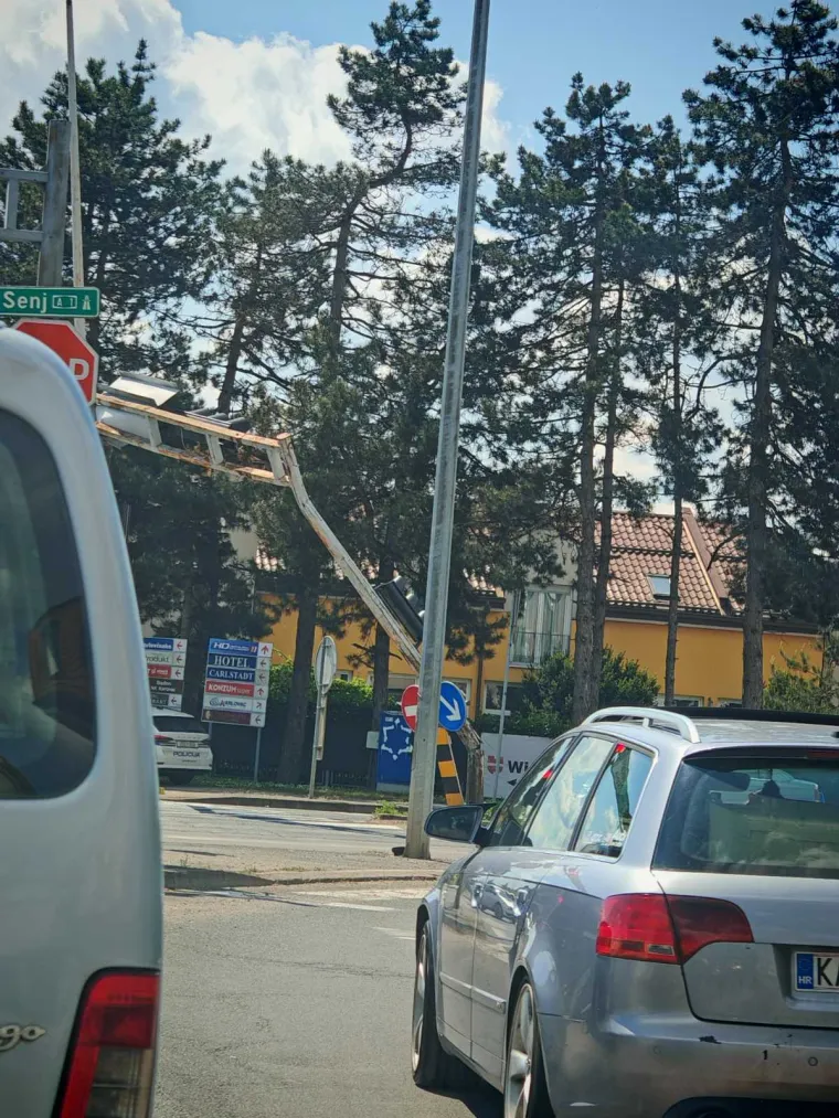 U sudaru kamiona u Karlovcu uni&scaron;ten semafor: Teretom zapeo za konzolu