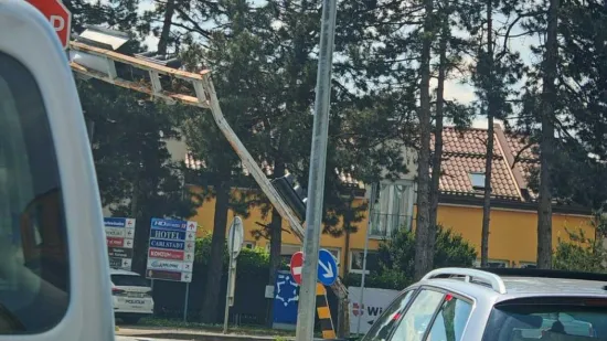 U sudaru kamiona u Karlovcu uni&scaron;ten semafor: Teretom zapeo za konzolu