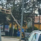 U sudaru kamiona u Karlovcu uni&scaron;ten semafor: Teretom zapeo za konzolu