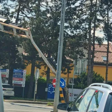 U sudaru kamiona u Karlovcu uni&scaron;ten semafor: Teretom zapeo za konzolu