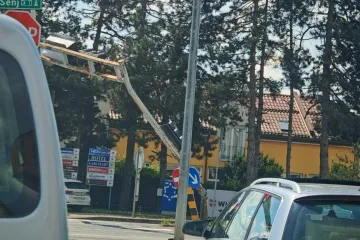 U sudaru kamiona u Karlovcu uni&scaron;ten semafor: Teretom zapeo za konzolu