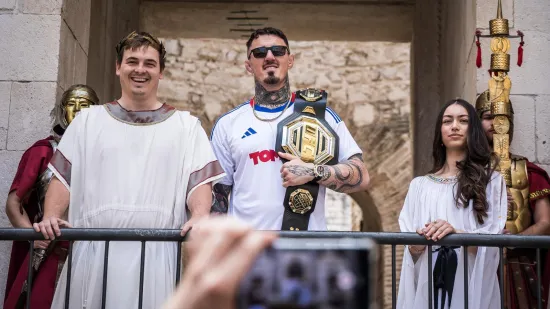 UFC prvak zapalio Split: Aspinall nosio dres Hajduka pa odu&scaron;evio svojom pojavom na Peristilu