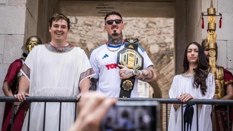 UFC prvak zapalio Split: Aspinall nosio dres Hajduka pa odu&scaron;evio svojom pojavom na Peristilu