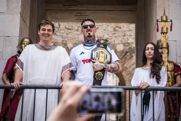 UFC prvak zapalio Split: Aspinall nosio dres Hajduka pa odu&scaron;evio svojom pojavom na Peristilu