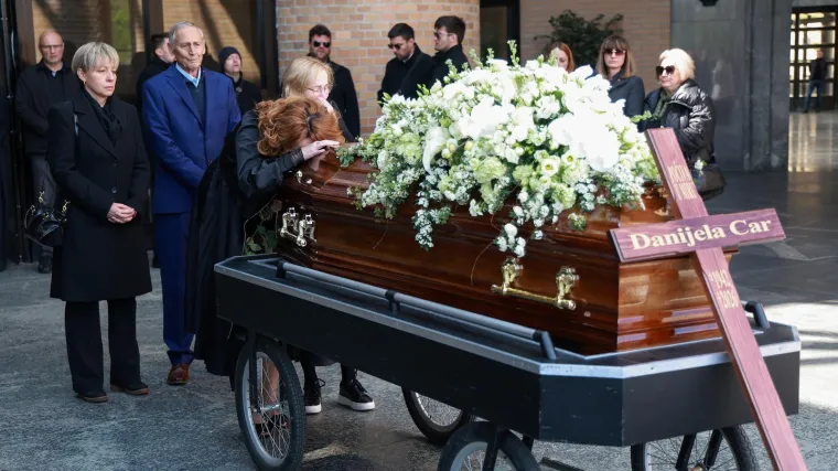 Prizori s Krematorija tjeraju suze na oči: Obitelj i prijatelji opra&scaron;taju se od Danijele Car