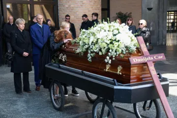 Prizori s Krematorija tjeraju suze na oči: Obitelj i prijatelji opra&scaron;taju se od Danijele Car