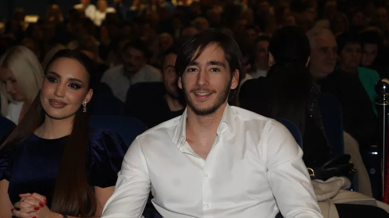 Sin Harisa Džinovića objavio fotografiju sa zagonetnom brinetom, no nije puno otkrivao