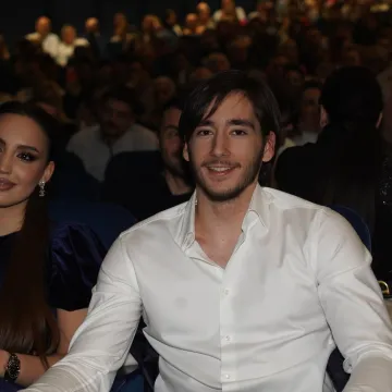 Sin Harisa Džinovića objavio fotografiju sa zagonetnom brinetom, no nije puno otkrivao