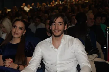 Sin Harisa Džinovića objavio fotografiju sa zagonetnom brinetom, no nije puno otkrivao