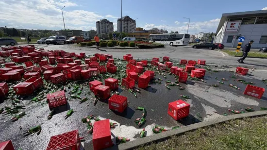 Pogledajte kaos u Karlovcu! Iz kamiona ispalo stotinu gajbi piva: Policija sprječavala građane da kradu