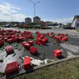 Pogledajte kaos u Karlovcu! Iz kamiona ispalo stotinu gajbi piva: Policija sprječavala građane da kradu