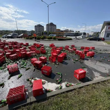 Pogledajte kaos u Karlovcu! Iz kamiona ispalo stotinu gajbi piva: Policija sprječavala građane da kradu